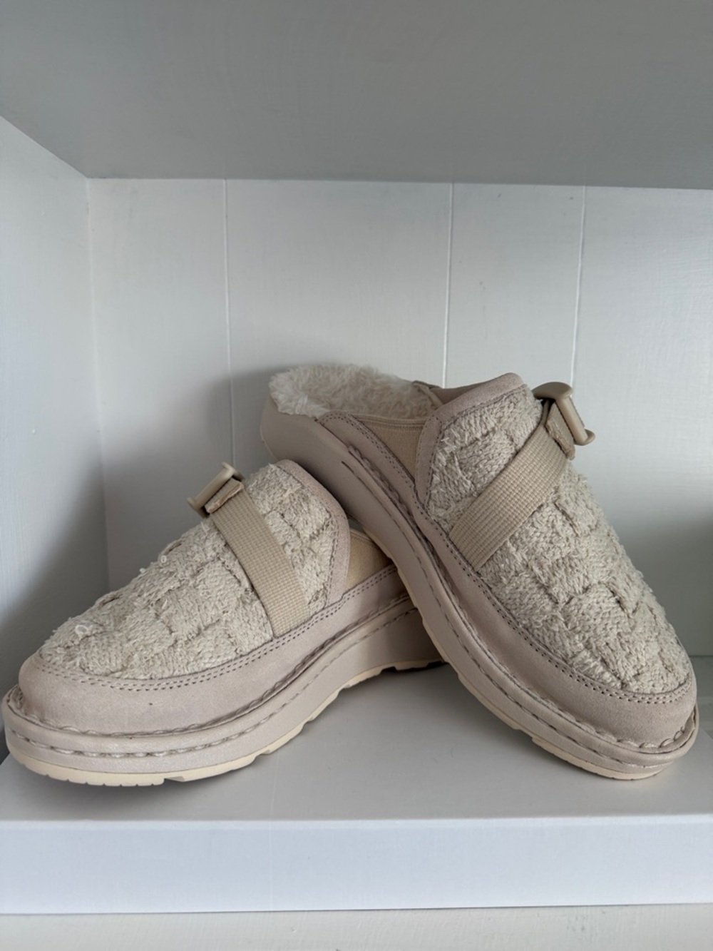 Chaco Women's Cream/Tan Fuzzy Slip-On Clogs